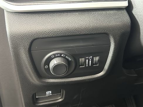Used 2023 Jeep Grand Cherokee Laredo AWD/4WD image 22