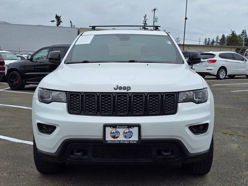 Used 2019 Jeep Grand Cherokee Laredo AWD/4WD image 3