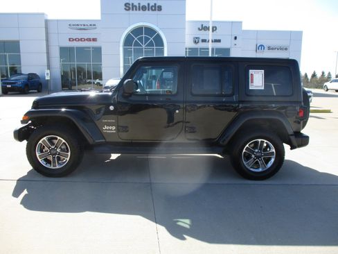 Used 2018 Jeep Wrangler Unlimited Sahara AWD/4WD image 2