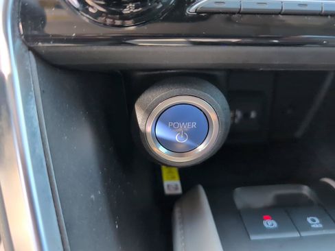 Used 2021 Toyota Venza LE AWD/4WD image 25