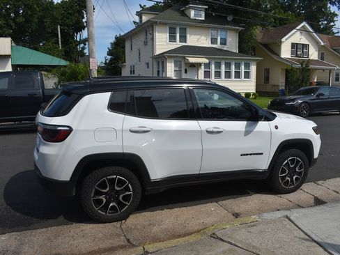 Used 2025 Jeep Compass Trailhawk AWD/4WD image 5