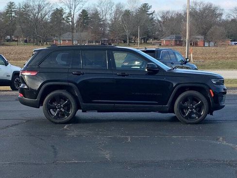 Used 2023 Jeep Grand Cherokee Altitude image 2
