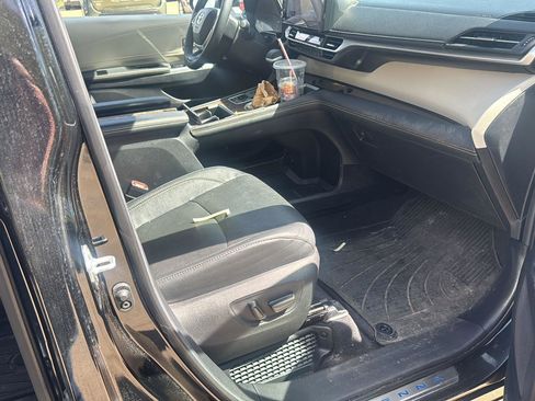 Used 2025 Toyota Sienna Platinum AWD/4WD image 27