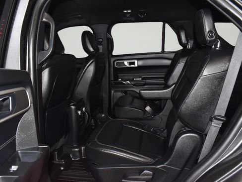 Used 2020 Ford Explorer XLT w/ Equipment Group 202A AWD/4WD image 23