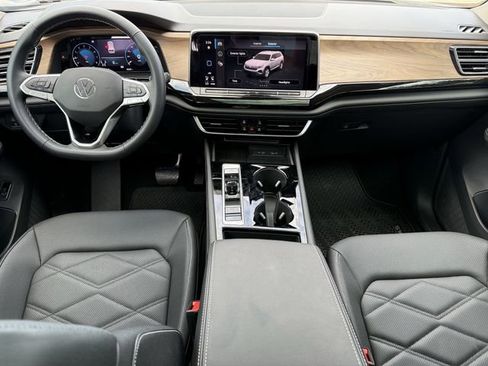 Used 2025 Volkswagen Atlas SE FWD image 8
