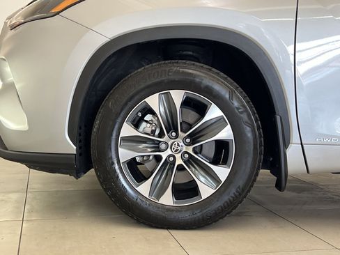 Used 2024 Toyota Highlander XLE AWD/4WD image 11