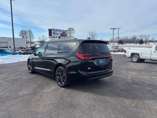 Used 2025 Chrysler Pacifica Limited video 3