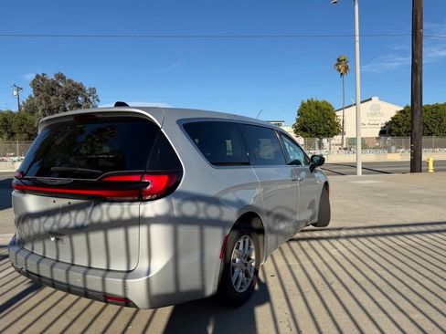 Used 2024 Chrysler Pacifica Touring-L FWD image 8