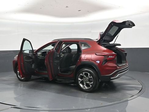 Used 2025 Chevrolet Trax LT FWD image 47