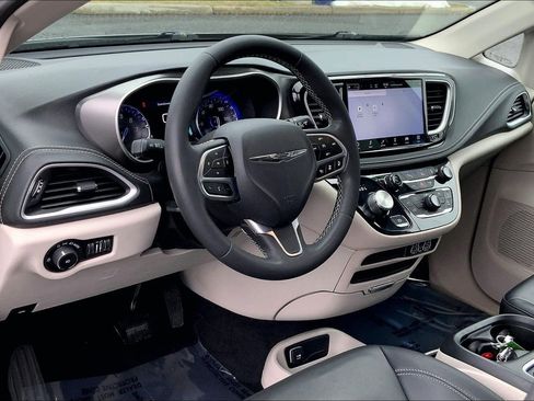 Used 2023 Chrysler Pacifica Touring-L image 14