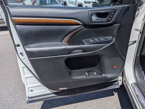 Used 2018 Toyota Highlander Limited Platinum AWD/4WD image 12