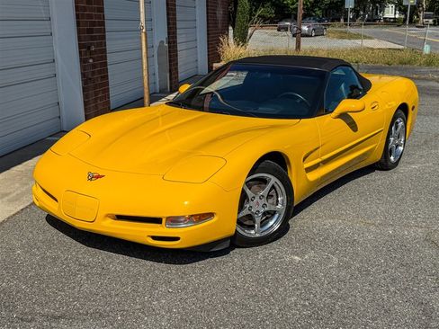 Used 2004 Chevrolet Corvette Convertible w/ Preferred Equipment Group RWD image 3