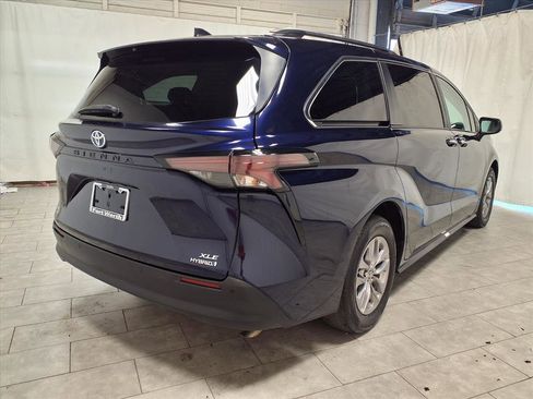 Used 2024 Toyota Sienna XLE image 9