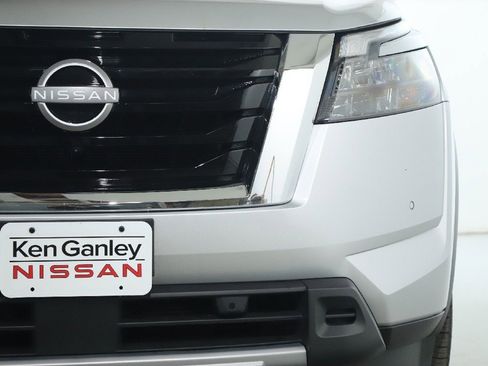 Certified 2025 Nissan Pathfinder SL image 8
