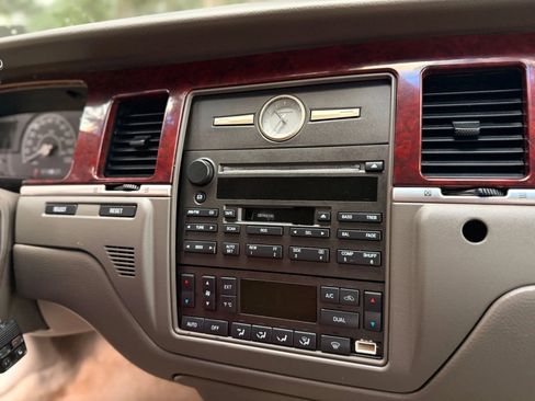 Used 2005 Lincoln Town Car Signature image 39