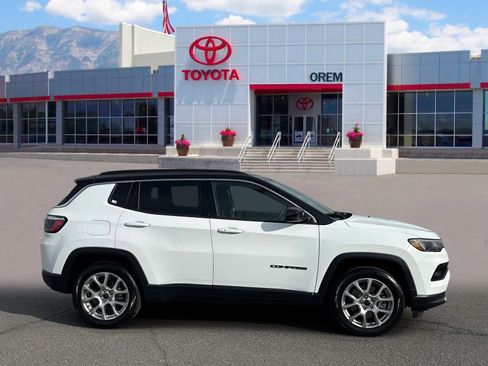 Used 2025 Jeep Compass Limited image 3