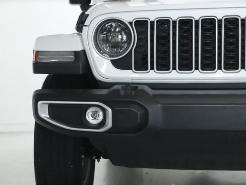 Used 2025 Jeep Wrangler Unlimited Sahara AWD/4WD image 7