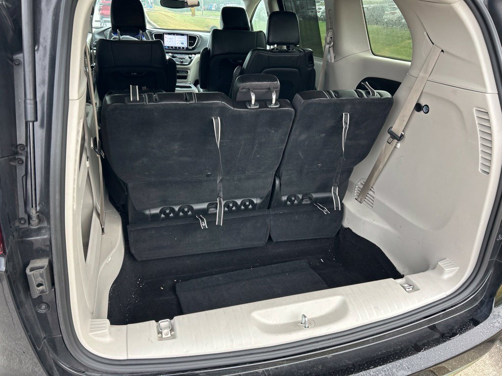 Used 2024 Chrysler Pacifica Touring-L FWD image 11