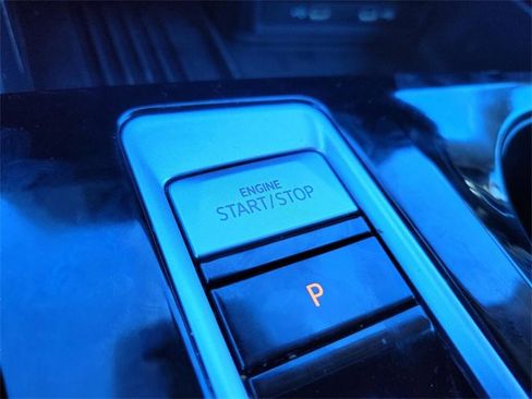 Used 2025 Volkswagen Atlas SE image 26