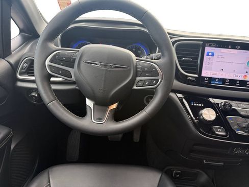 Used 2025 Chrysler Pacifica Select FWD image 12