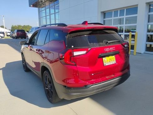 Used 2024 GMC Terrain SLE w/ Driver Convenience Package FWD image 5