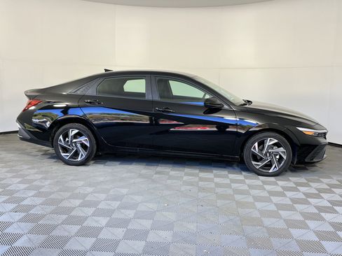 Used 2025 Hyundai Elantra Sport image 6