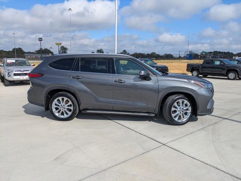 Certified 2022 Toyota Highlander Limited image 8