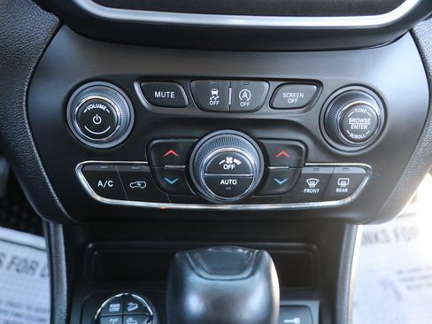 Used 2022 Jeep Cherokee Trailhawk image 22