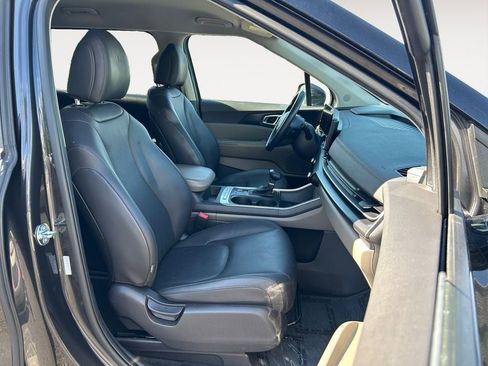 Used 2025 Kia Carnival FWD image 25