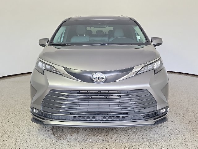 Used 2026 Toyota Sienna XLE FWD image 3