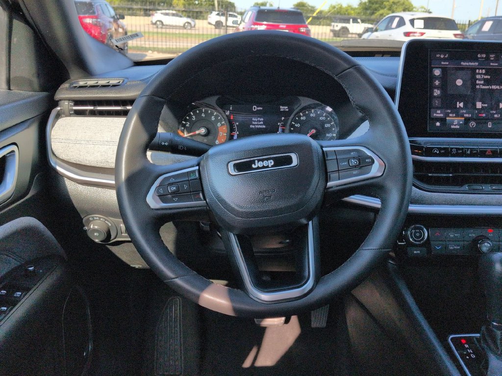 Used 2025 Jeep Compass Latitude w/ Sun & Sound Group AWD/4WD image 21