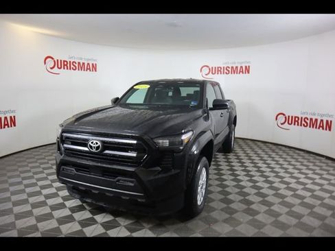 Used 2025 Toyota Tacoma SR w/ SR Upgrade Package AWD/4WD image 2