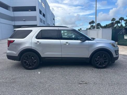Used 2017 Ford Explorer XLT w/ Equipment Group 202A FWD image 2