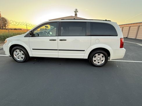 Used 2009 Dodge Grand Caravan image 1