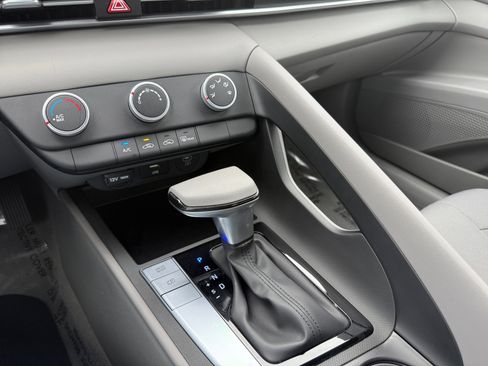 Certified 2024 Hyundai Elantra SE FWD image 13