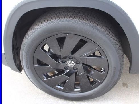 Used 2025 Volkswagen Atlas Cross Sport SE w/ Panoramic Sunroof Package image 13