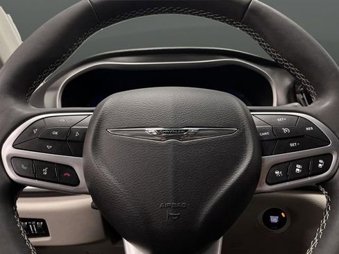 Certified 2024 Chrysler Pacifica Touring-L image 16