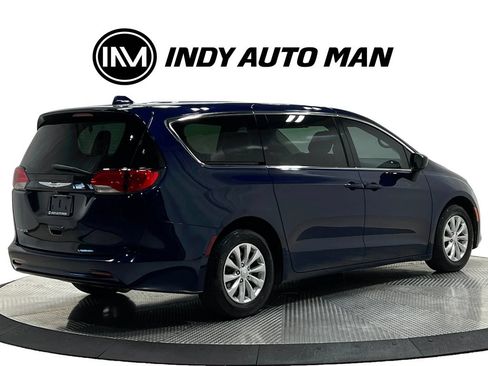 Used 2017 Chrysler Pacifica Touring w/ Tire & Wheel Group FWD image 4