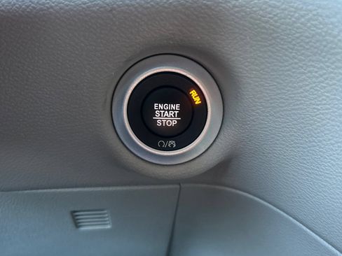 Used 2024 Chrysler Pacifica Touring-L FWD image 22