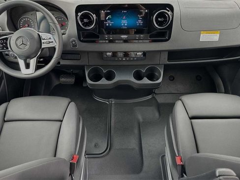 Used 2024 Mercedes-Benz Sprinter 2500 image 12