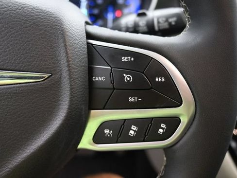 Used 2024 Chrysler Pacifica Touring-L FWD image 26