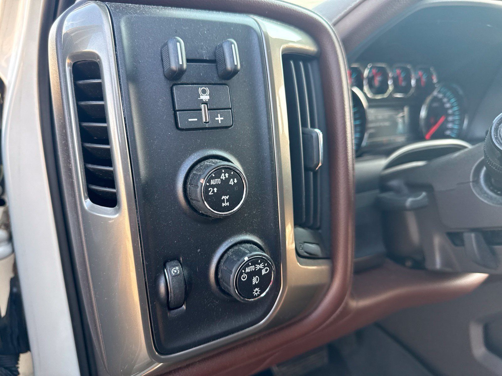 Used 2015 Chevrolet Silverado 1500 High Country w/ High Country Premium Package AWD/4WD image 13