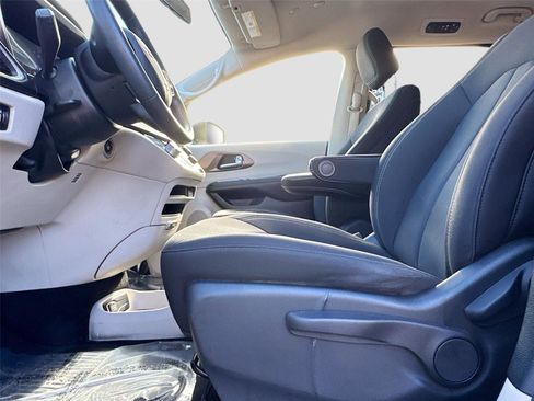 Used 2020 Chrysler Voyager L image 16