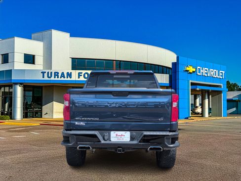 Used 2021 Chevrolet Silverado 1500 LT Trail Boss w/ Convenience Package II AWD/4WD image 4