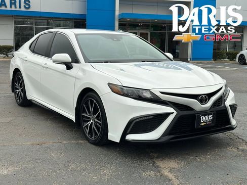 Used 2022 Toyota Camry SE image 1