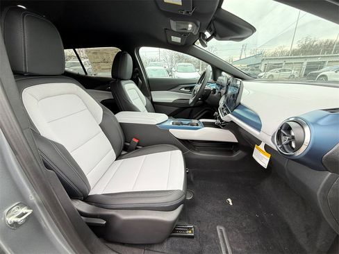 New 2026 Chevrolet Equinox EV LT image 23