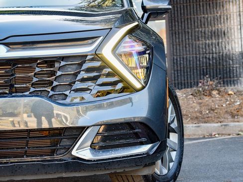 Used 2023 Kia Sportage SX image 3