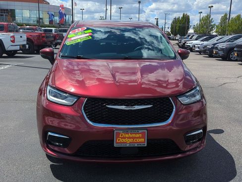 Used 2023 Chrysler Pacifica Touring-L FWD image 2