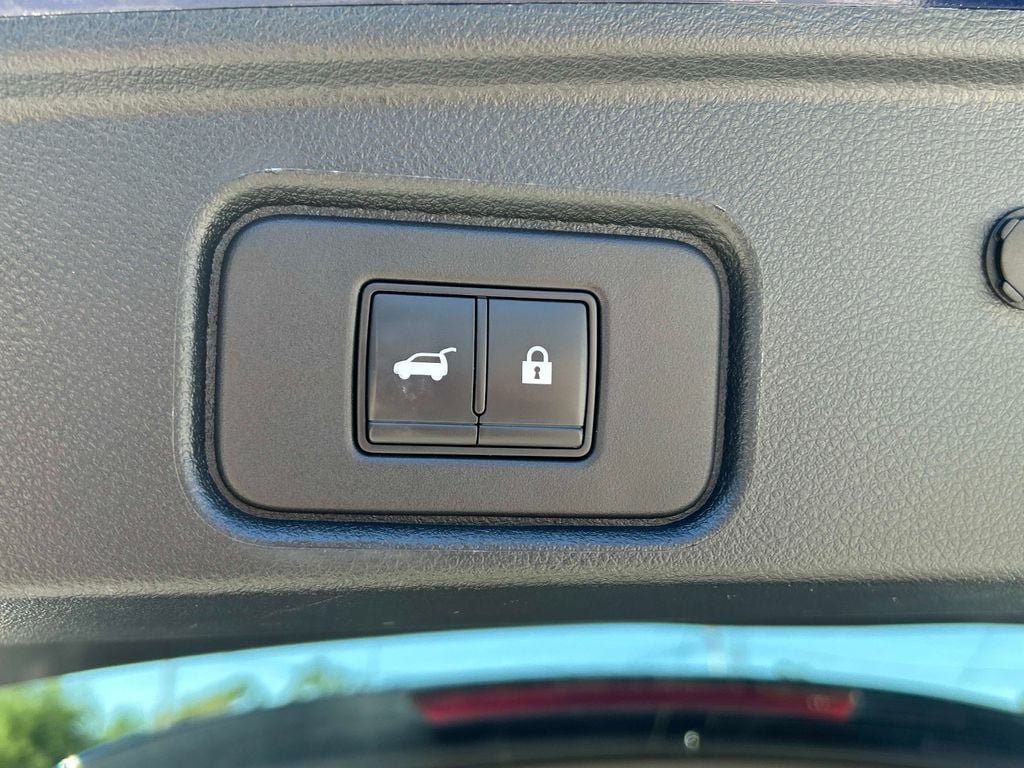 Used 2022 Nissan Pathfinder SL AWD/4WD image 12