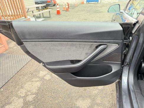 Used 2018 Tesla Model 3 Long Range image 31